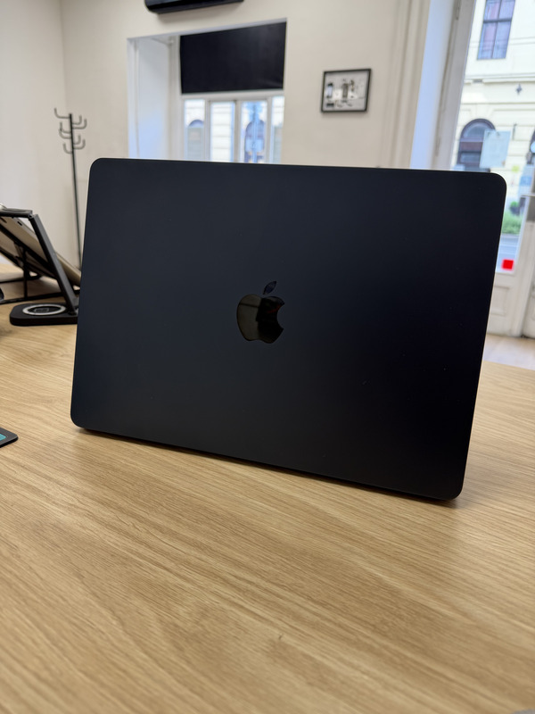 Apple MacBook Air M3 2024 13inch Navy Blue Használt