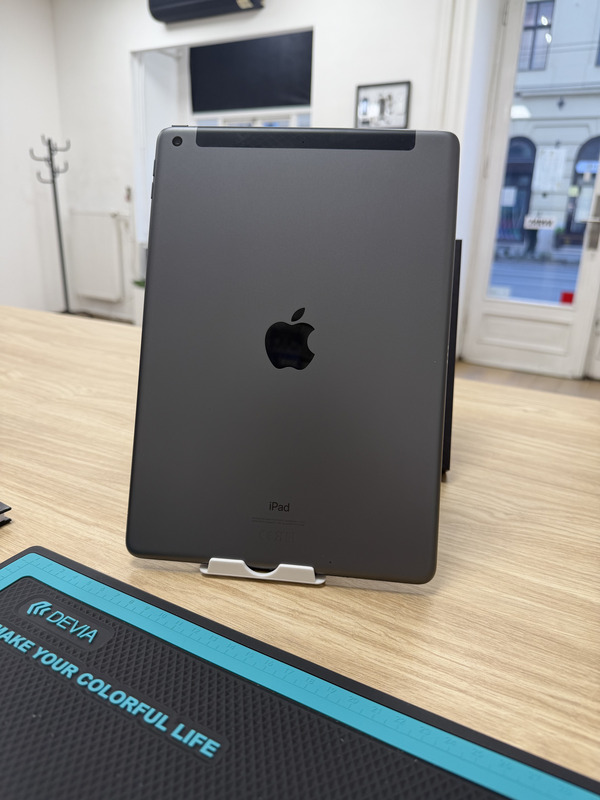 Apple iPad 8th gen 32GB Wifi Cellular Space Gray Használt