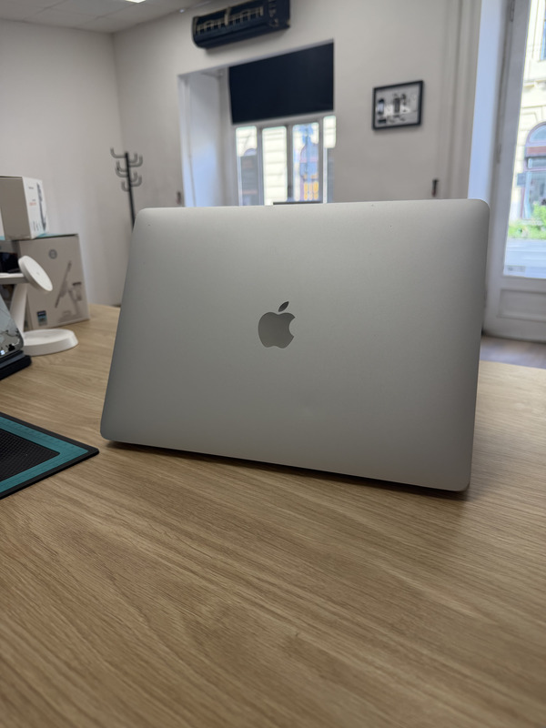 Apple Macbook Air 2018 128GB Silver Használt